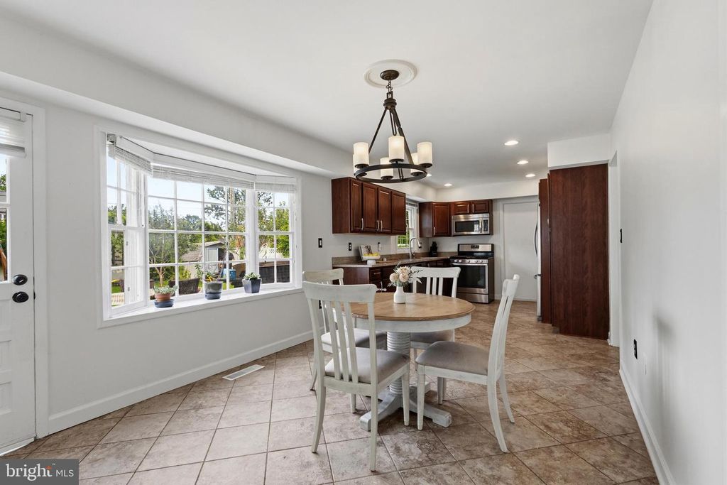 Image 6 of property listing at 12602 KILLIAN LN, Bowie, MD 20715
