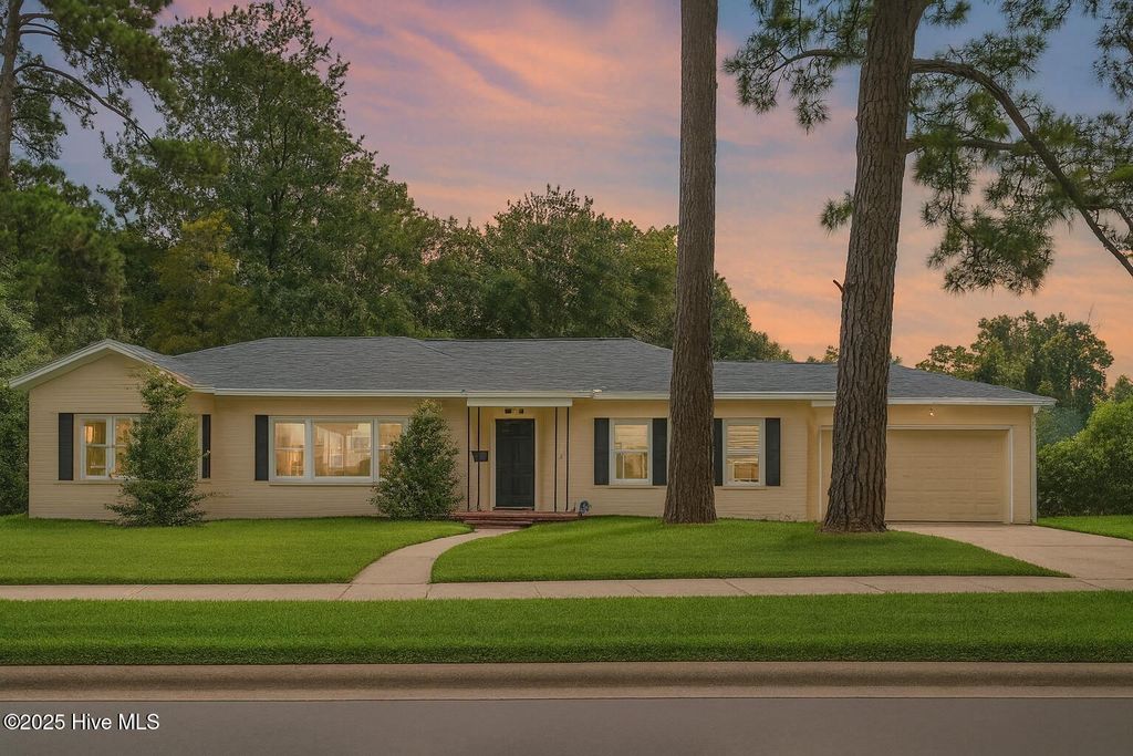 827 Colonial Drive, Wilmington, NC 28403