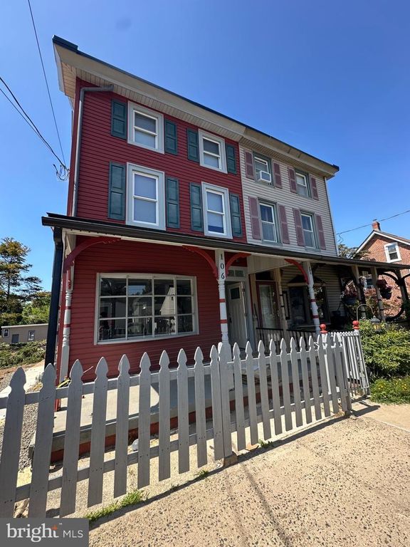 106 2ND AVE, Mont Clare, PA 19453