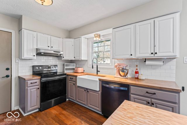 8820 Deer Run Court, Indianapolis, IN 46256