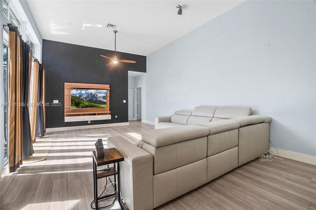 976 SW 159th Way, Pembroke Pines, FL 33027