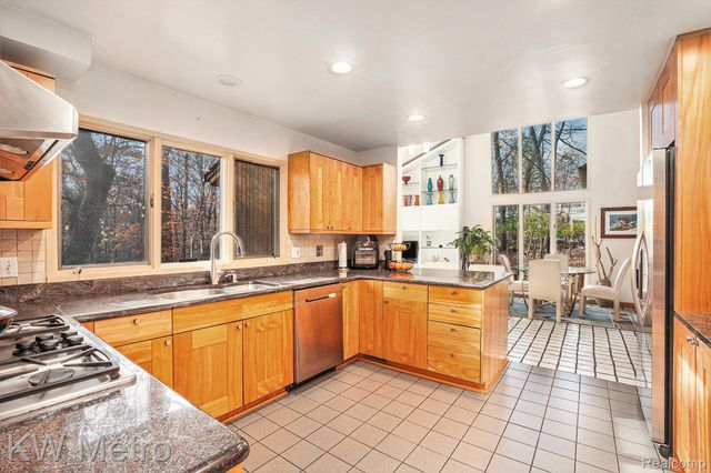 28485 S Harwich Drive, Farmington Hills, MI 48334