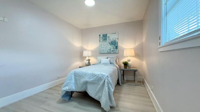 10923 Foothill Boulevard, Oakland, CA 94605