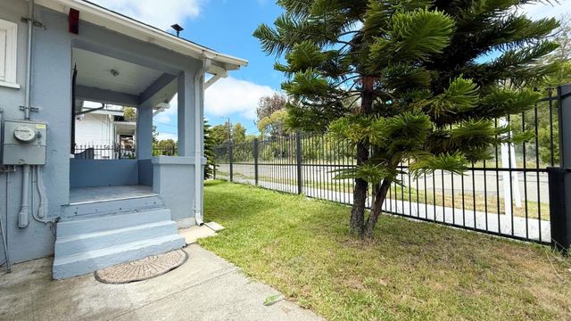 10923 Foothill Boulevard, Oakland, CA 94605