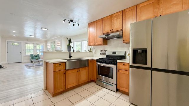 10923 Foothill Boulevard, Oakland, CA 94605