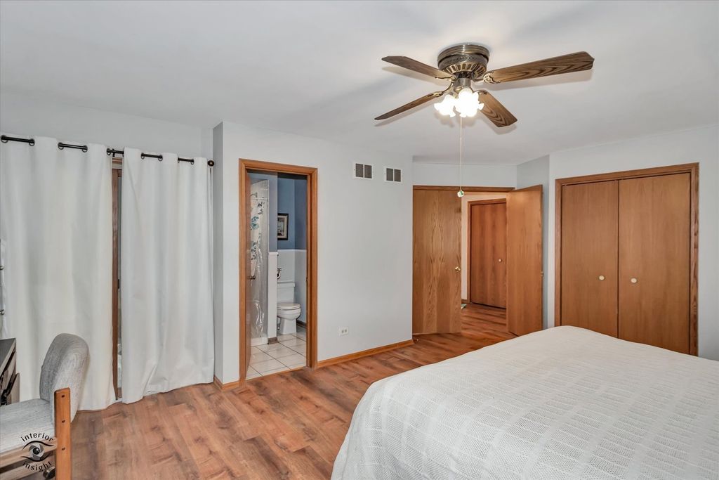 Image 13 of property listing at 8001 Lockwood Avenue S, Burbank, IL 60459