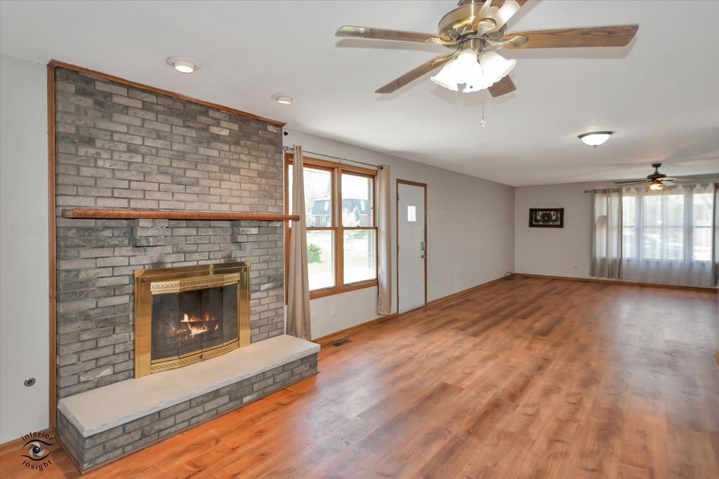 Image 6 of property listing at 8001 Lockwood Avenue S, Burbank, IL 60459