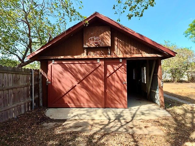 606 Mesquite ST, Bastrop, TX 78602