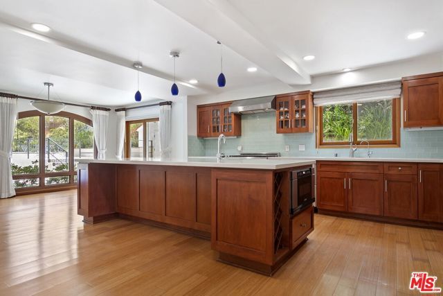 7863 Electra Drive, Los Angeles, CA 90046