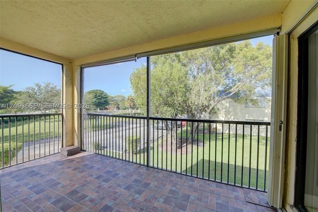 165 Lakeview Dr 201, Weston, FL 33326