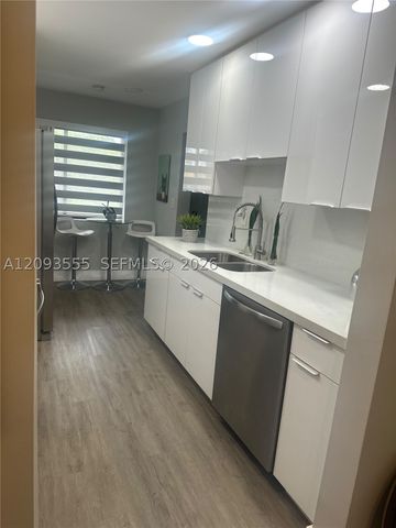 165 Lakeview Dr 201, Weston, FL 33326