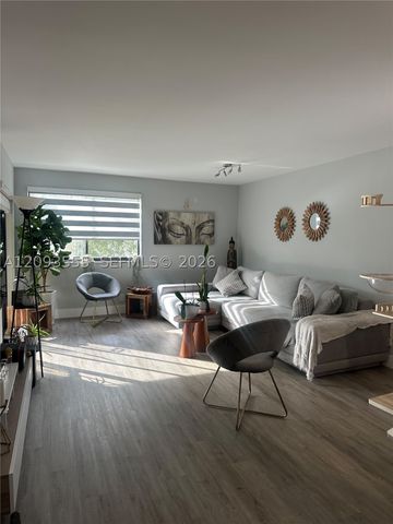 165 Lakeview Dr 201, Weston, FL 33326