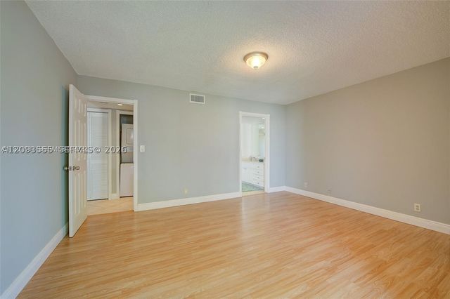 165 Lakeview Dr 201, Weston, FL 33326