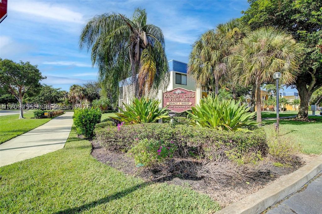 165 Lakeview Dr 201, Weston, FL 33326
