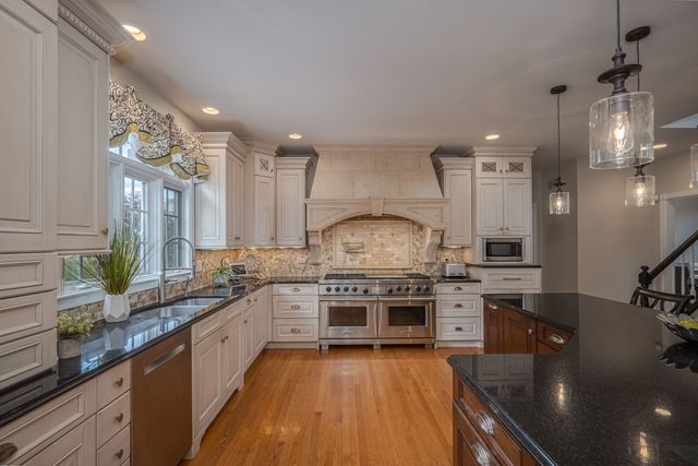 2040 Arrowhead Court, Geneva, IL 60134