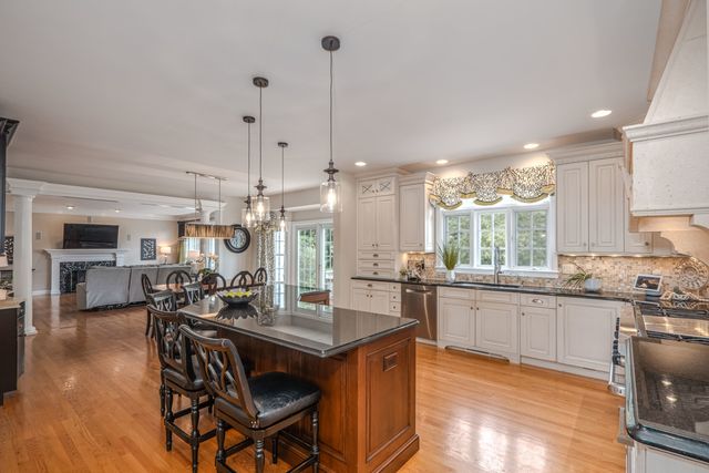 2040 Arrowhead Court, Geneva, IL 60134
