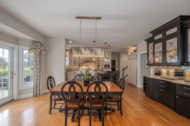 2040 Arrowhead Court, Geneva, IL 60134