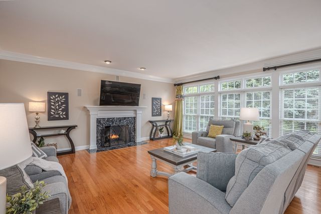 2040 Arrowhead Court, Geneva, IL 60134