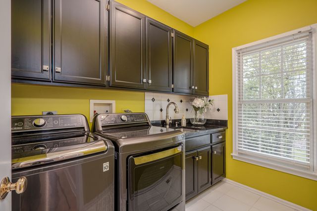 2040 Arrowhead Court, Geneva, IL 60134