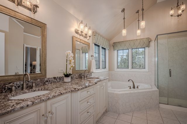 2040 Arrowhead Court, Geneva, IL 60134