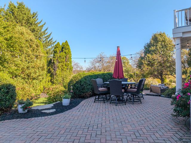 2040 Arrowhead Court, Geneva, IL 60134
