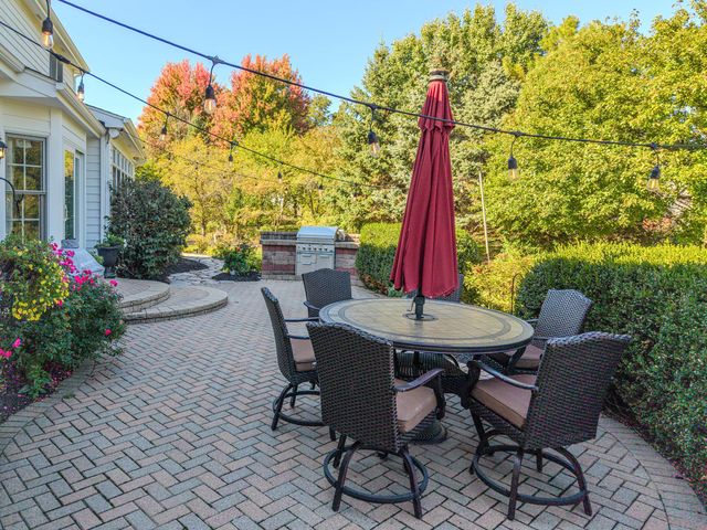 2040 Arrowhead Court, Geneva, IL 60134
