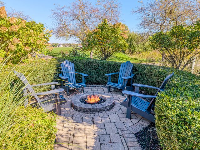 2040 Arrowhead Court, Geneva, IL 60134