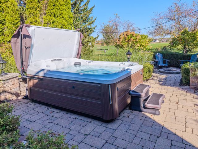 2040 Arrowhead Court, Geneva, IL 60134