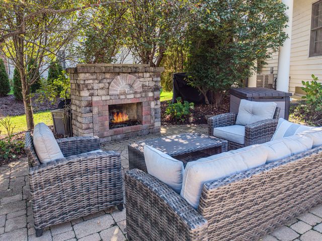 2040 Arrowhead Court, Geneva, IL 60134