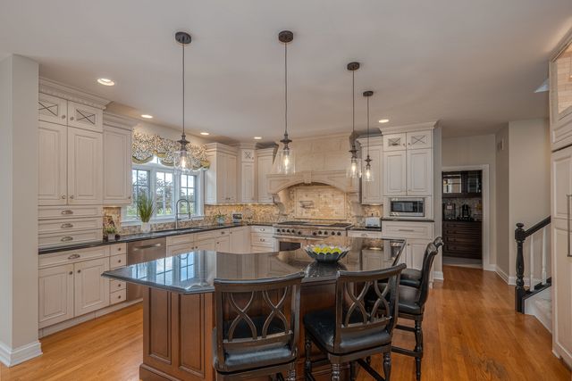 2040 Arrowhead Court, Geneva, IL 60134
