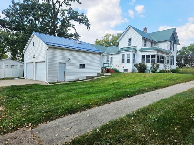 301 S 5th St, Manchester, IA 52057