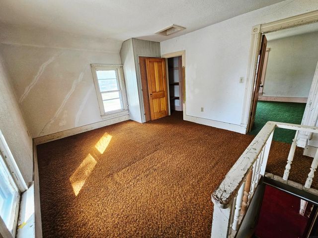 301 S 5th St, Manchester, IA 52057