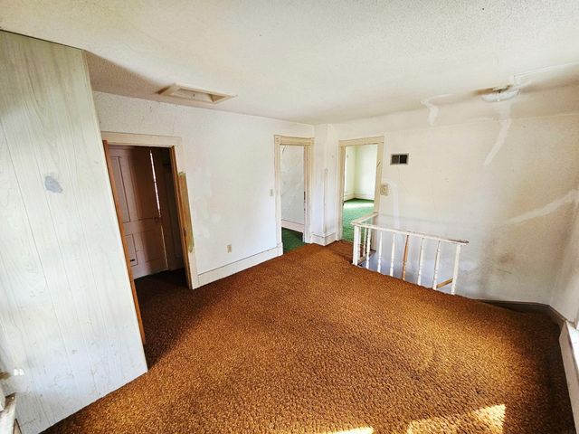 301 S 5th St, Manchester, IA 52057