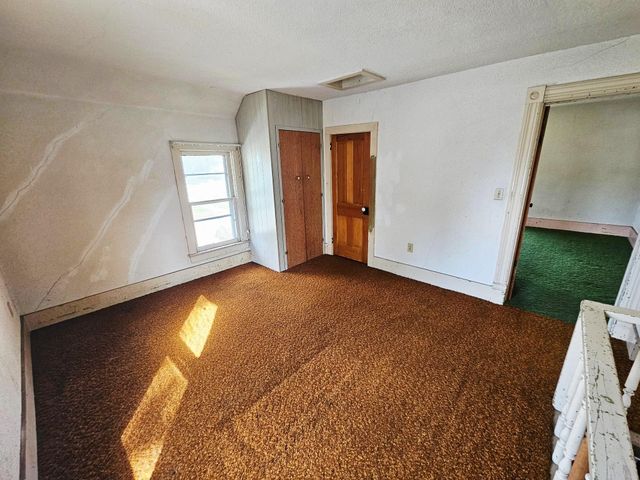 301 S 5th St, Manchester, IA 52057