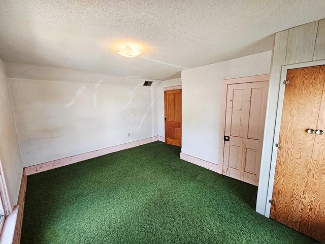 301 S 5th St, Manchester, IA 52057