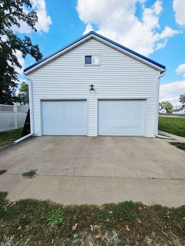 301 S 5th St, Manchester, IA 52057