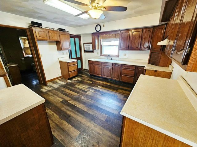 301 S 5th St, Manchester, IA 52057