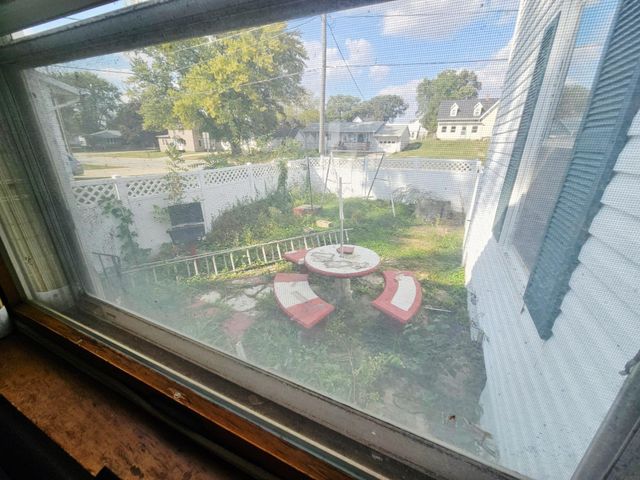 301 S 5th St, Manchester, IA 52057