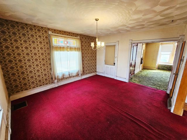 301 S 5th St, Manchester, IA 52057