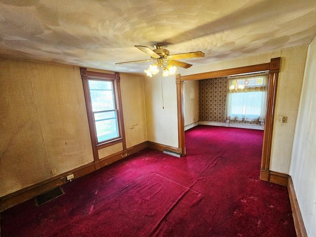 301 S 5th St, Manchester, IA 52057