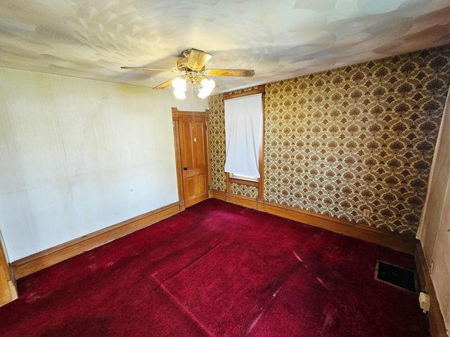 301 S 5th St, Manchester, IA 52057