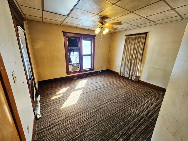 301 S 5th St, Manchester, IA 52057