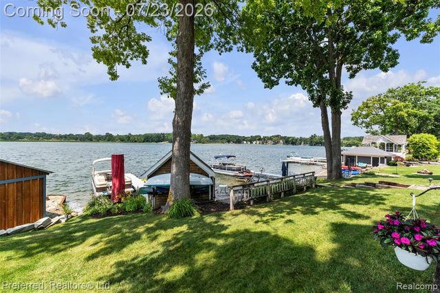 4337 Windiate Park Drive, Waterford, MI 48329