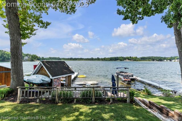 4337 Windiate Park Drive, Waterford, MI 48329