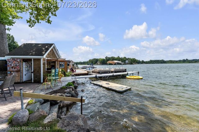 4337 Windiate Park Drive, Waterford, MI 48329