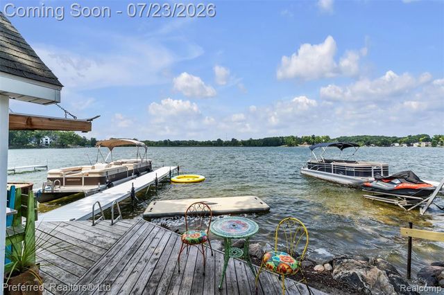 4337 Windiate Park Drive, Waterford, MI 48329