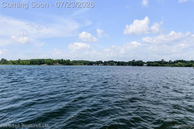 4337 Windiate Park Drive, Waterford, MI 48329