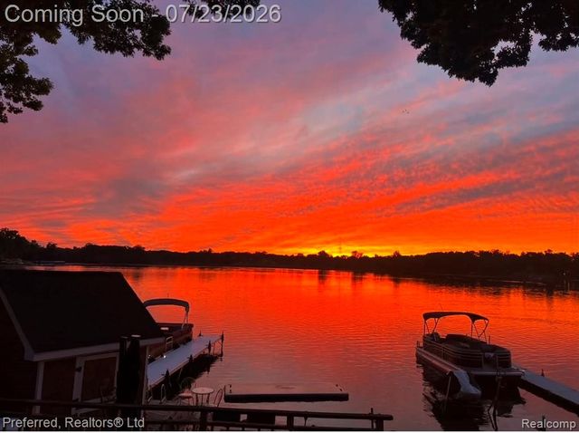 4337 Windiate Park Drive, Waterford, MI 48329