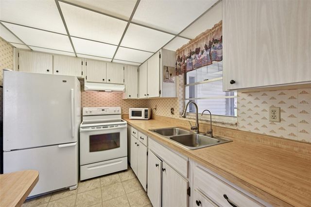 2216 GRENADIER DRIVE, Sun City Center, FL 33573