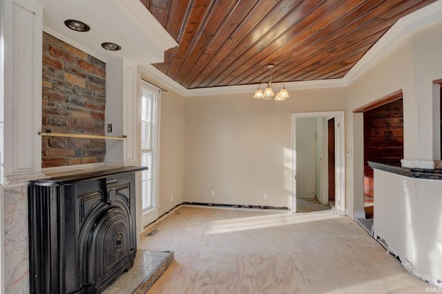 8 E Gray Street, Newburgh, IN 47630